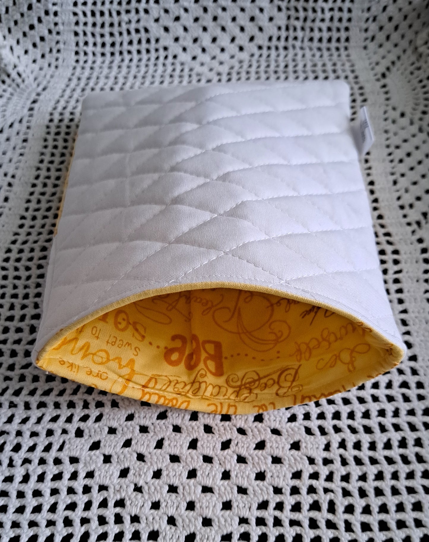 Kindle-Book-Tablet Sleeve White Quilt and Honey Bee