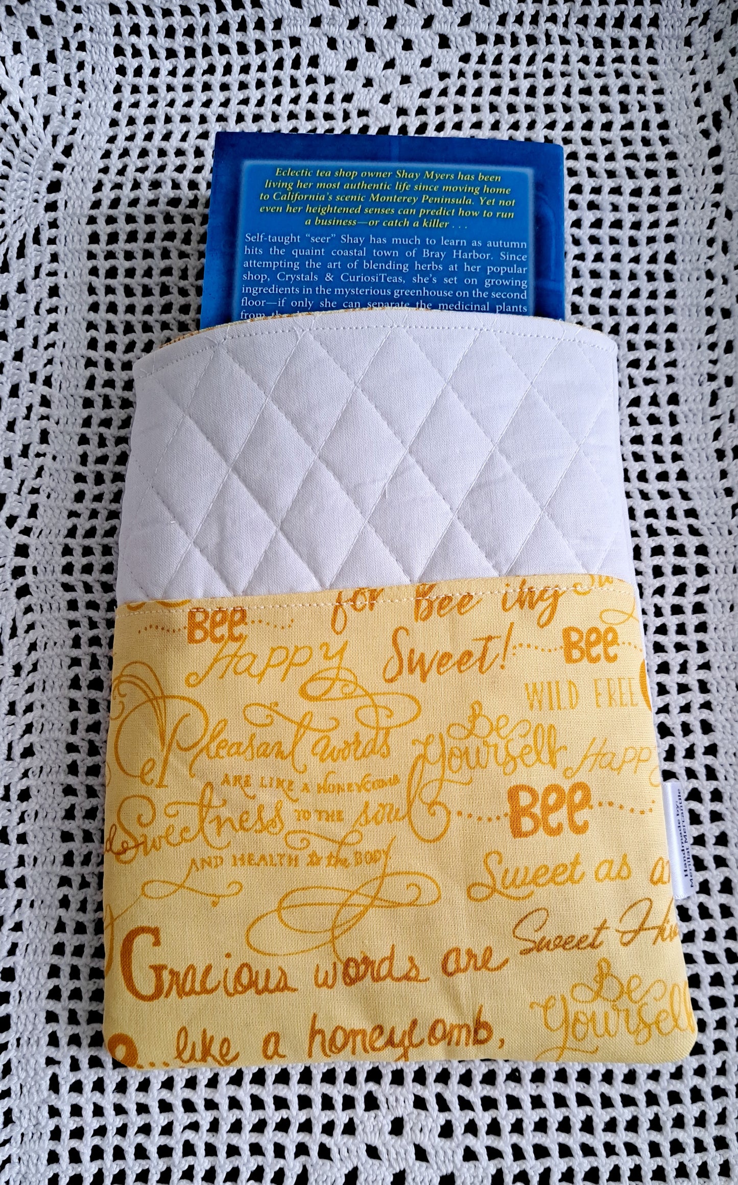 Kindle-Book-Tablet Sleeve White Quilt and Honey Bee