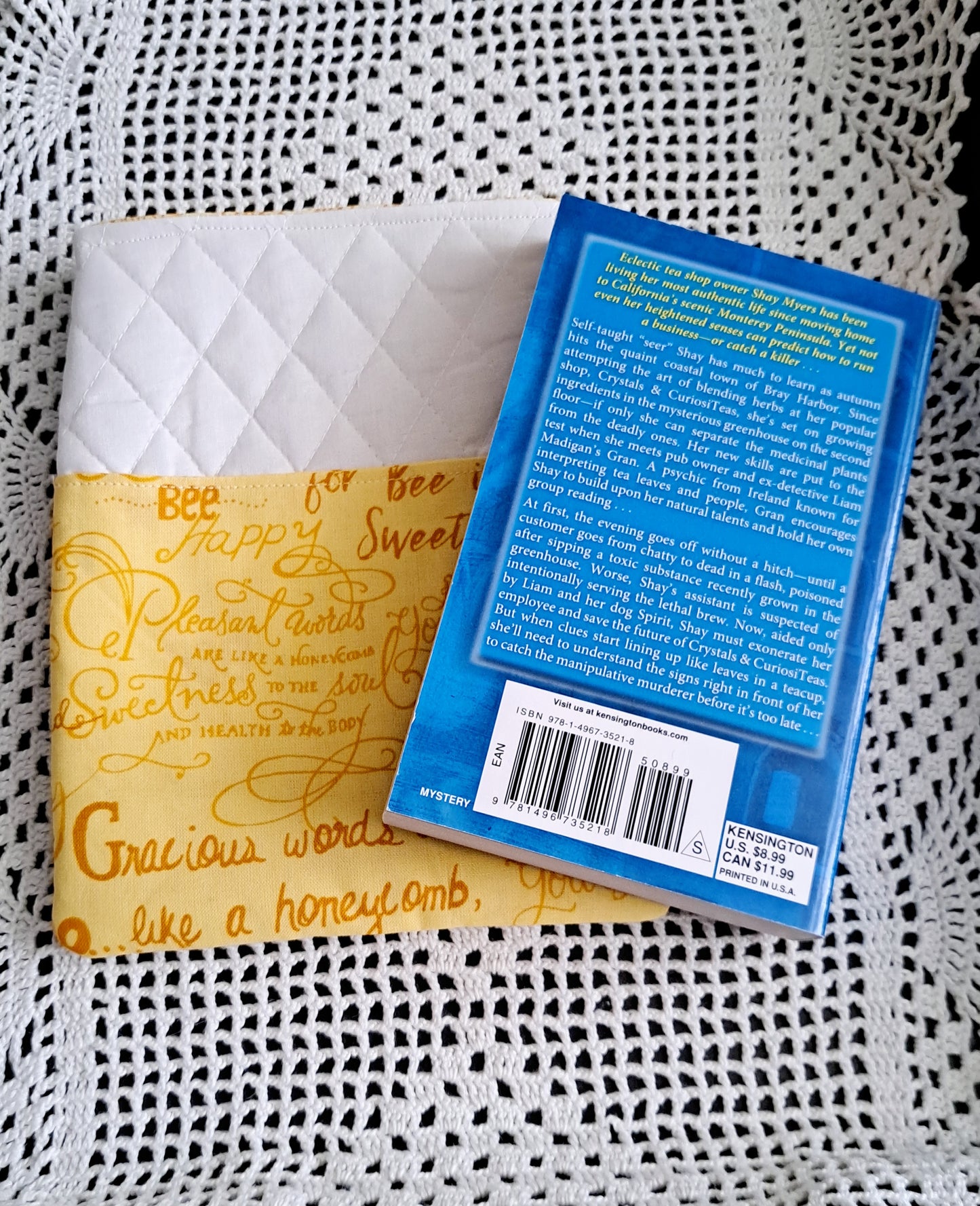 Kindle-Book-Tablet Sleeve White Quilt and Honey Bee