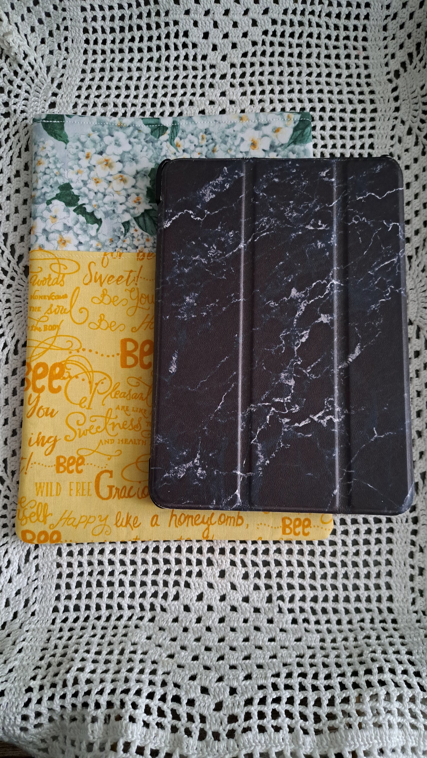 Kindle-Book-Tablet Sleeve Honey & Floral Bees with Daisies