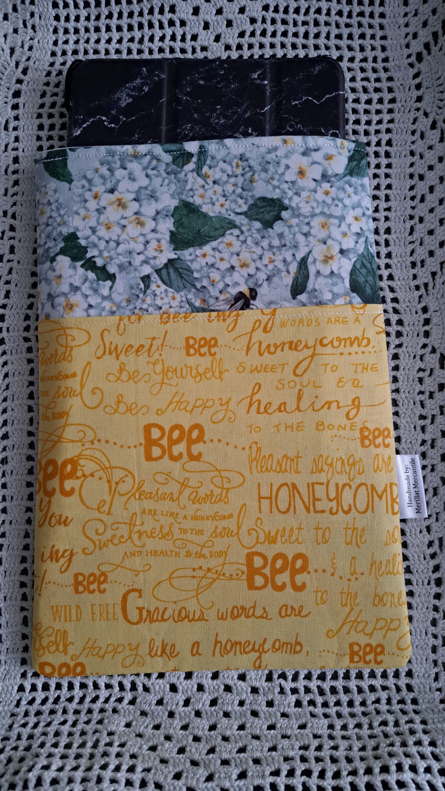 Kindle-Book-Tablet Sleeve Honey & Floral Bees with Daisies