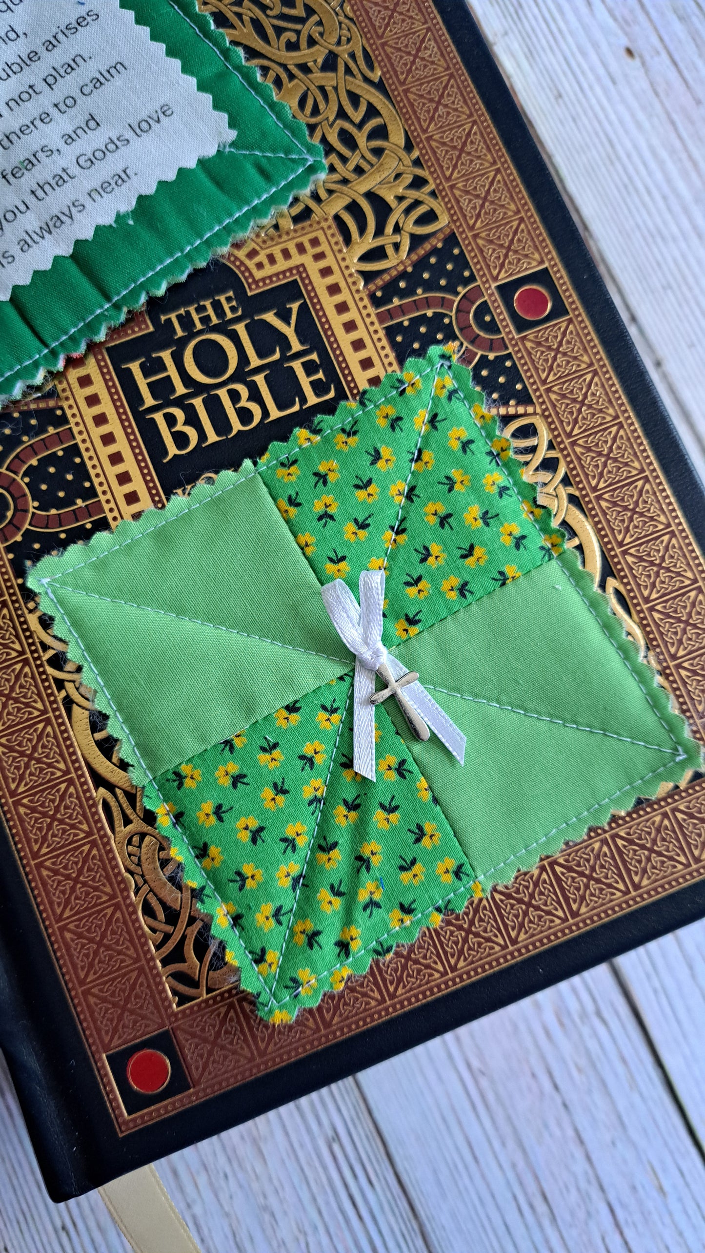 Daisies on the Green Pocket Prayer Quilt