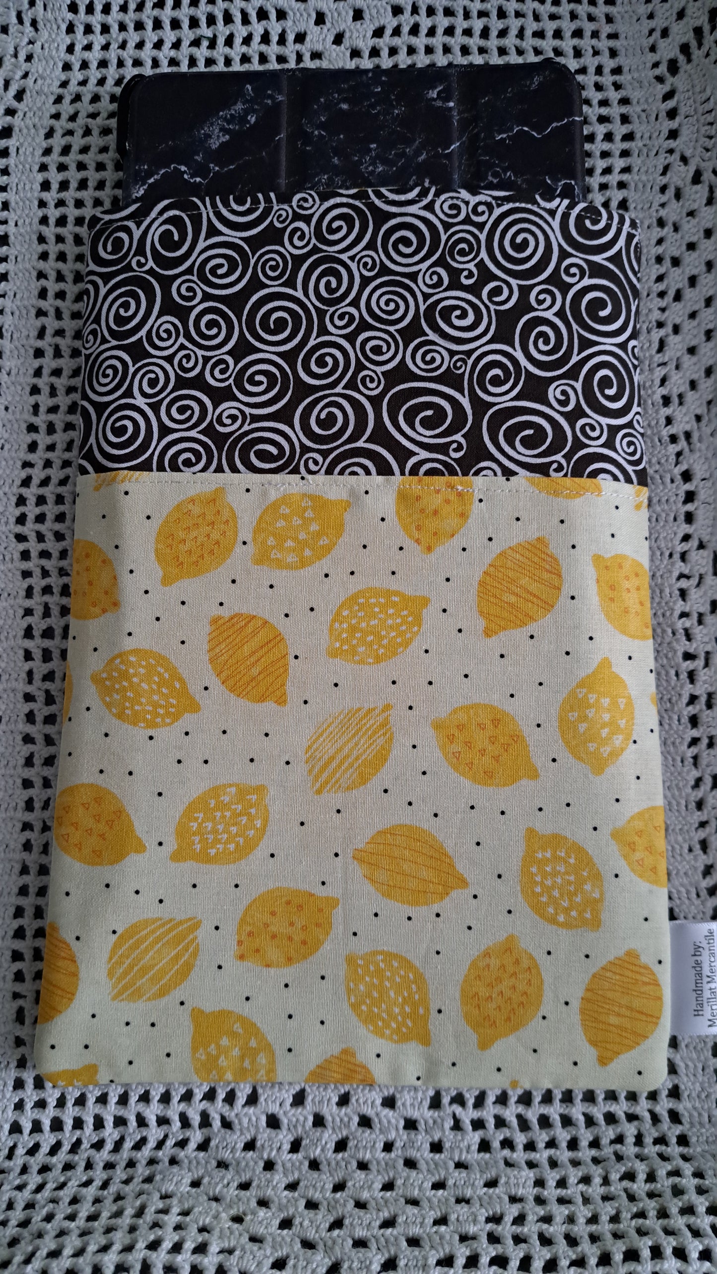 Kindle-Book-Tablet Sleeve Black/White Swirls with Lemons and dots