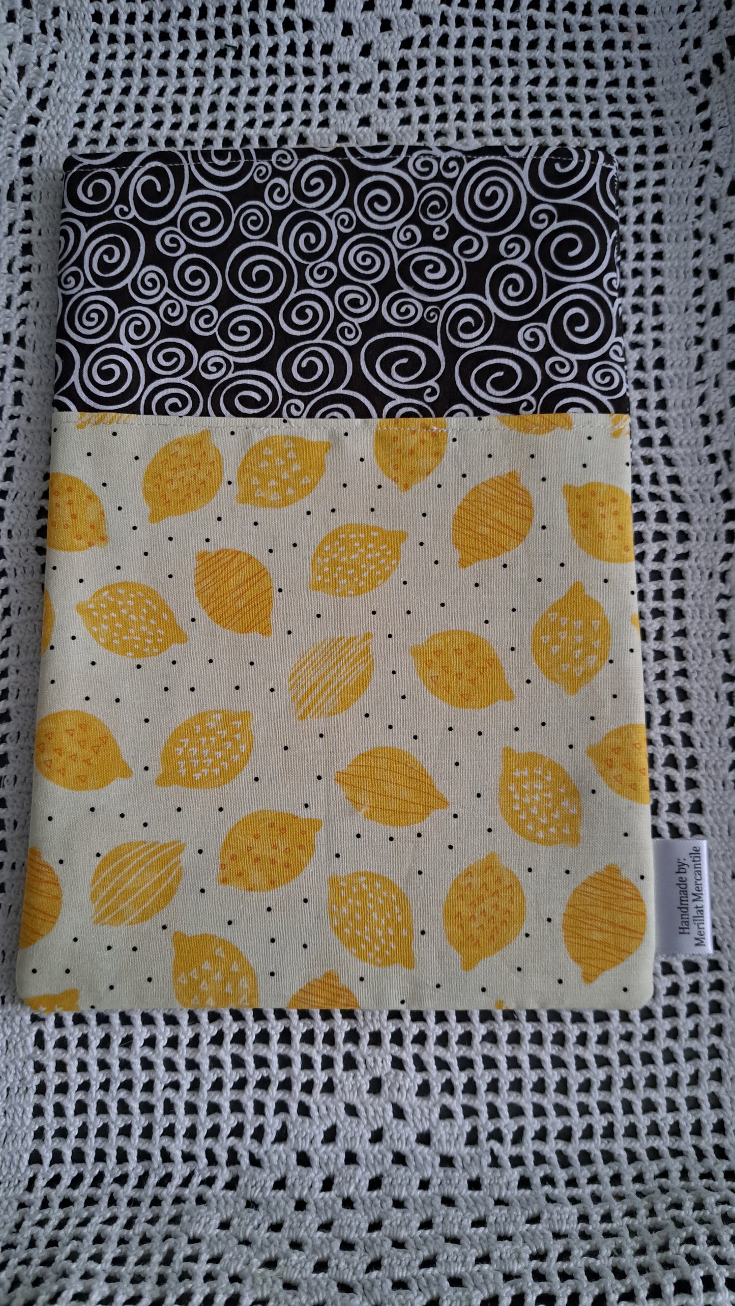 Kindle-Book-Tablet Sleeve Black/White Swirls with Lemons and dots
