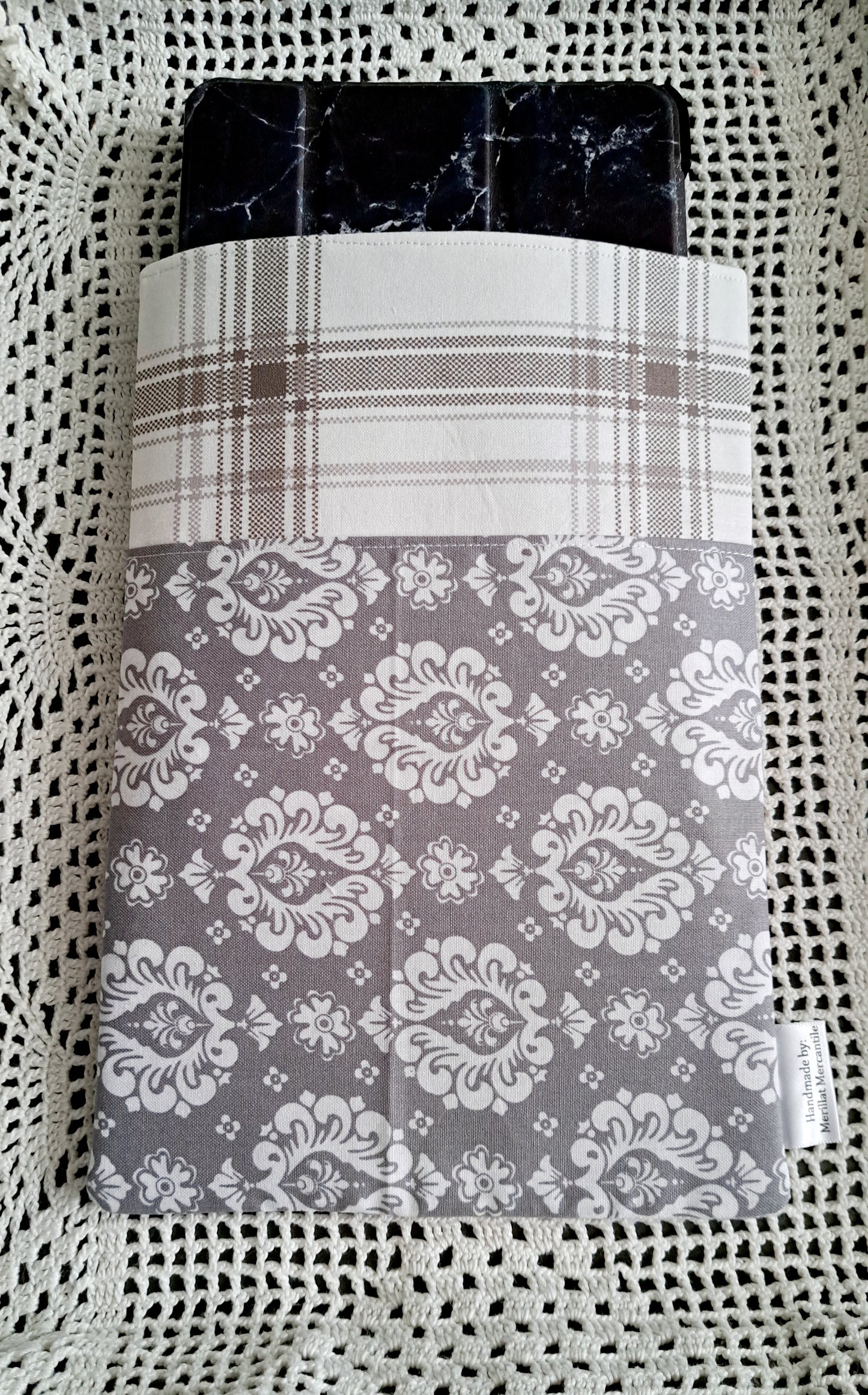 Kindle-Book-Tablet Sleeve Gray & White flourish emblem and stripes