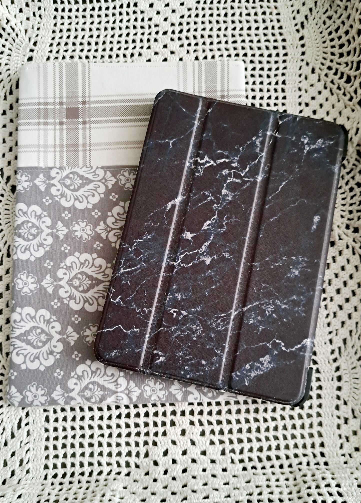 Kindle-Book-Tablet Sleeve Gray & White flourish emblem and stripes