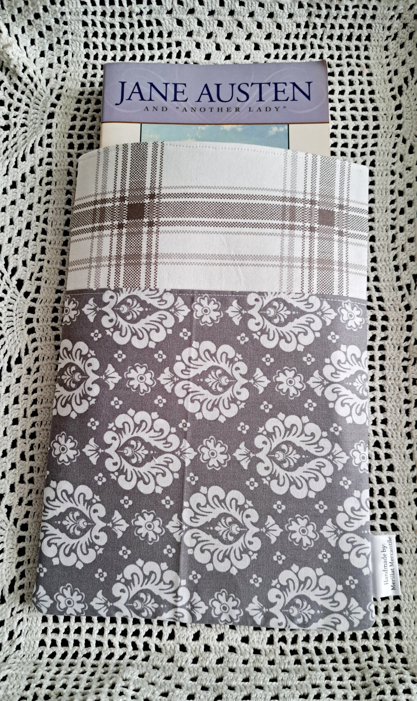 Kindle-Book-Tablet Sleeve Gray & White flourish emblem and stripes