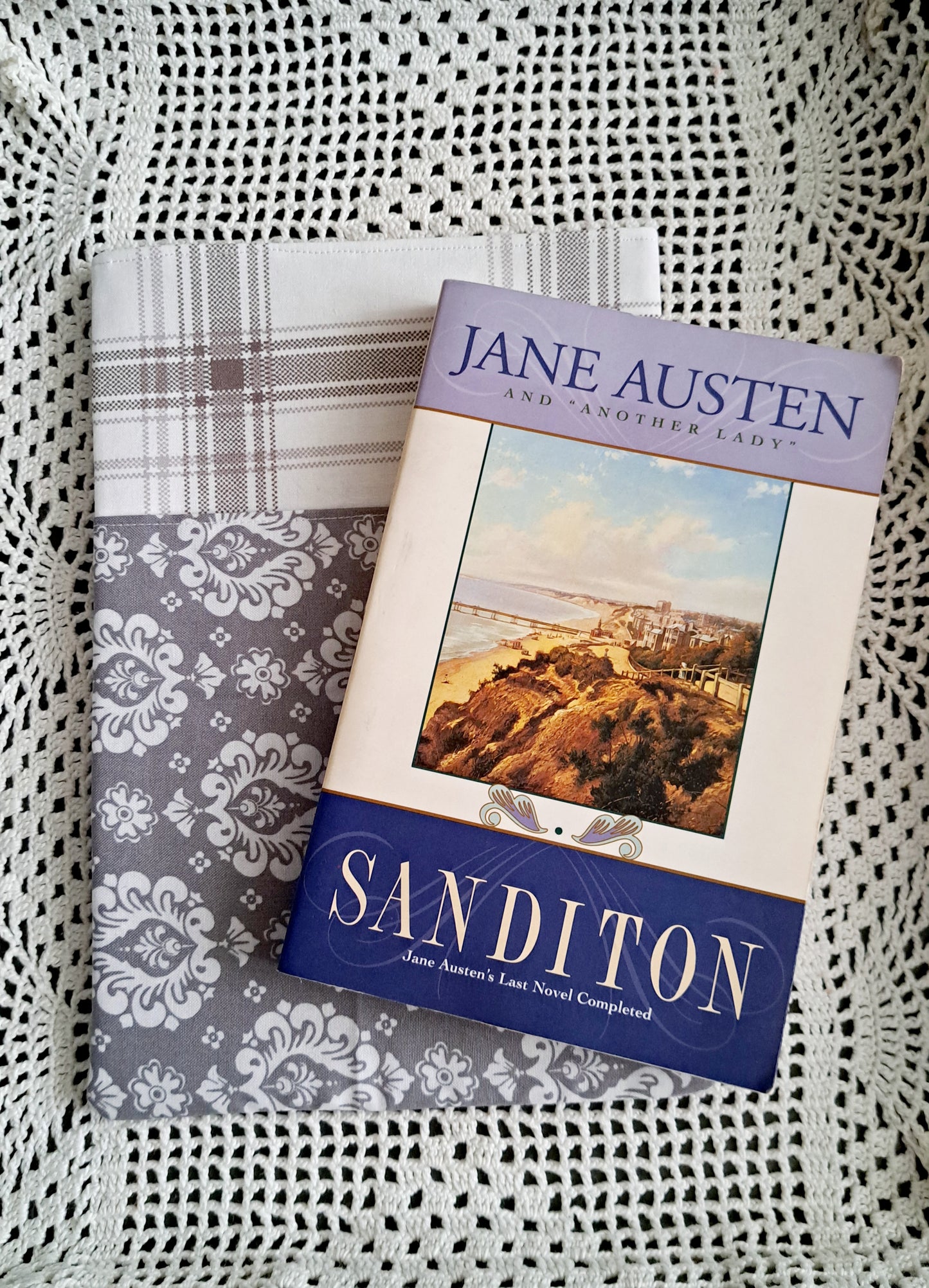 Kindle-Book-Tablet Sleeve Gray & White flourish emblem and stripes