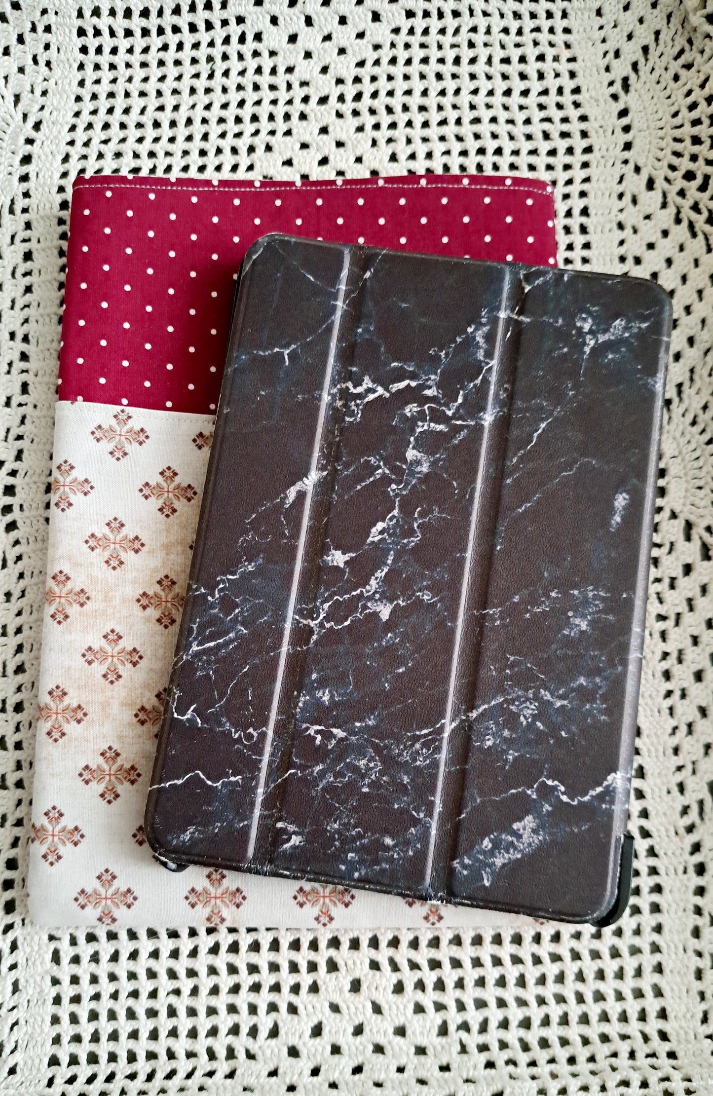 Kindle-Book-Tablet Sleeve Cross & Dots
