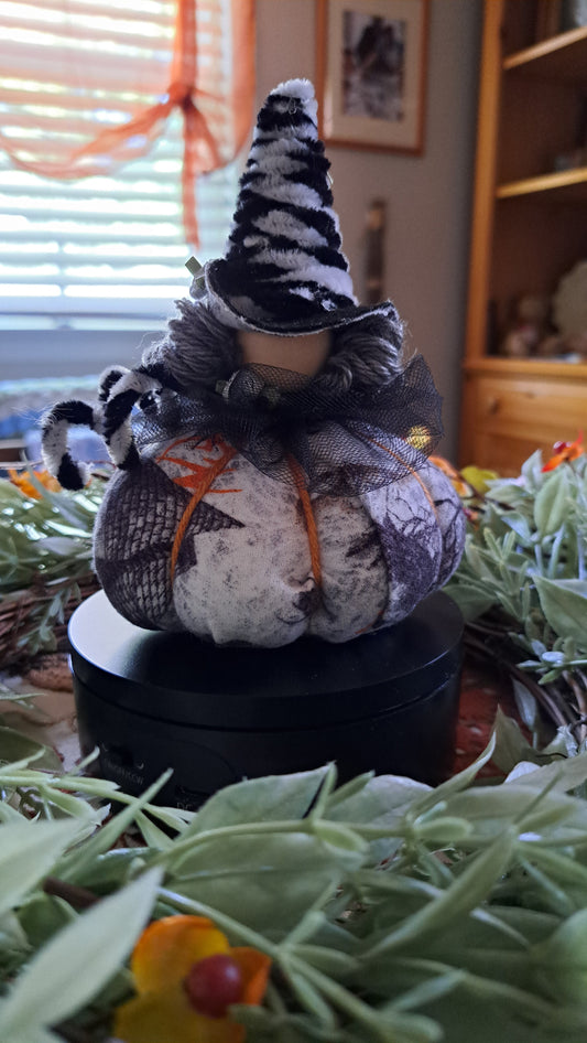 Pumpkin Witch (silver)