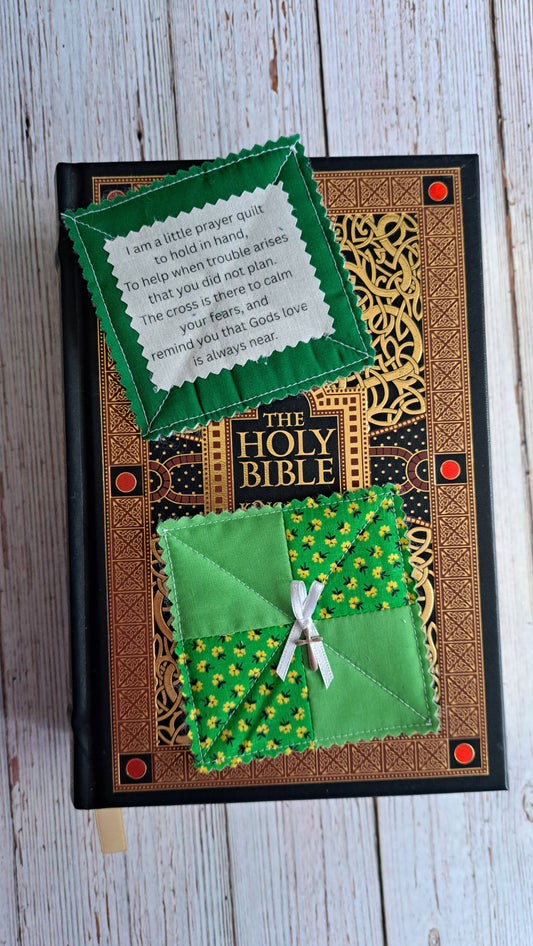 Daisies on the Green Pocket Prayer Quilt